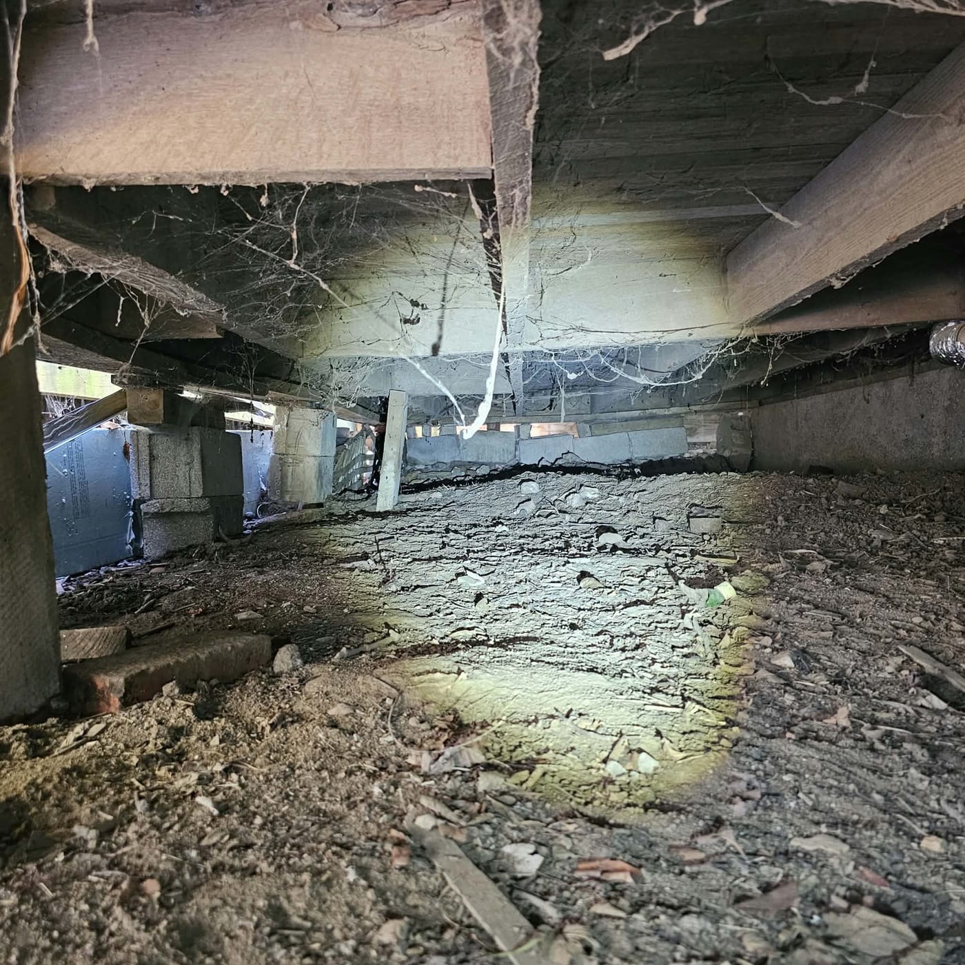 Crawl space under a pier and beam home before repair